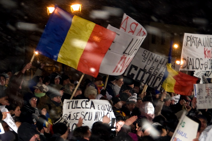 Românii continuă protestele, semn că răbdarea lor a atins limitele, scrie presa internaţională