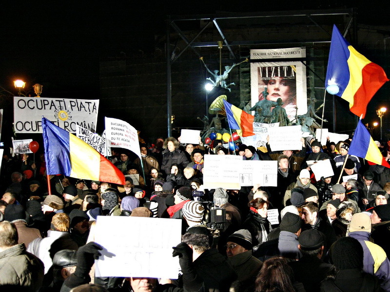A şasea zi de proteste în Bucureşti: Manifestanţii au găsit o ţintă de criticat