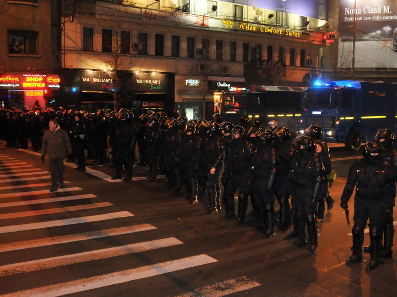 Să ne pregătim de noi violenţe în acest weekend? Ultraşii au fost alergaţi pe străzi joi noapte - GALERIE FOTO