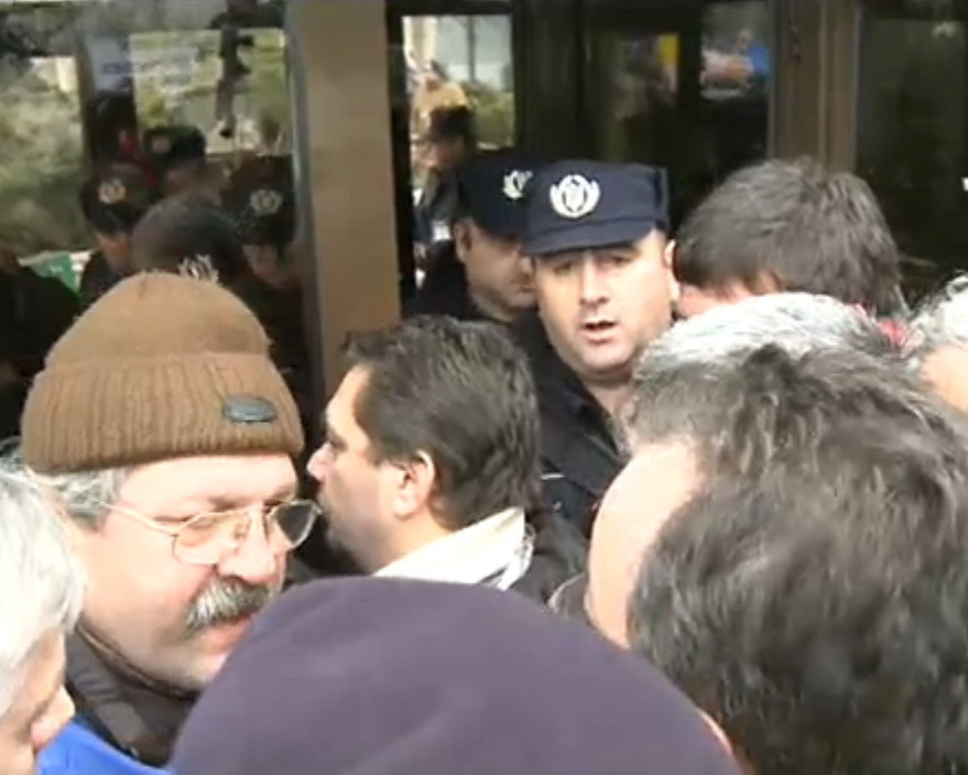 VIDEO LIVE - Protestatarii care au plecat în marş din Piaţa Victoriei au ajuns la sediul TVR