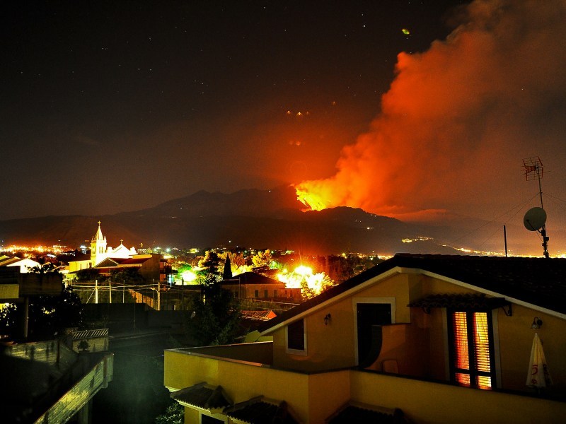 Un spectacol al naturii: Vulcanul Etna a erupt din nou - VIDEO