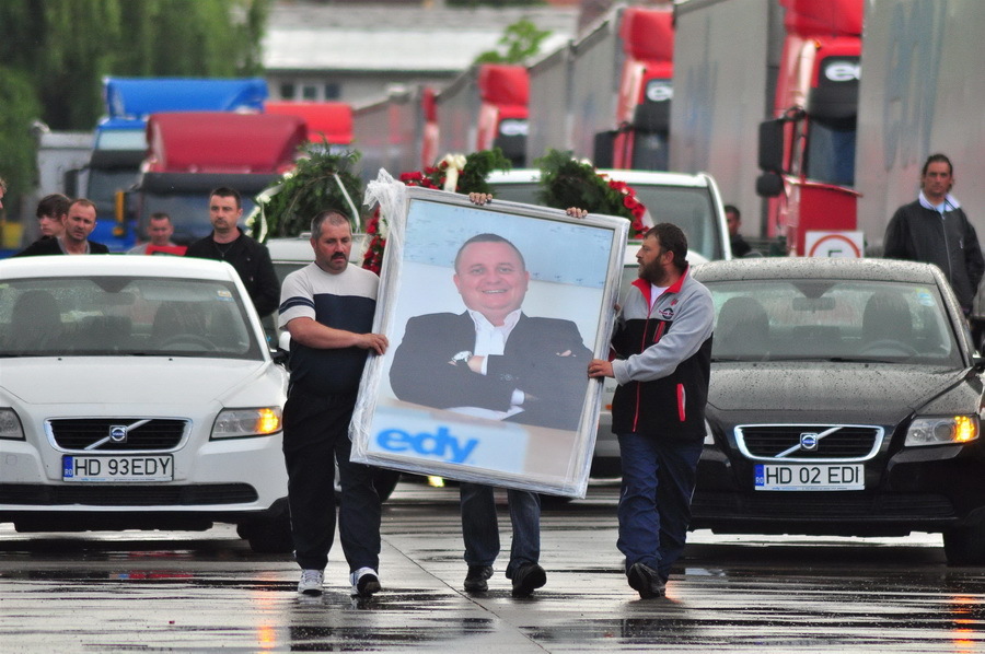 Peste 1.500 de persoane au participat la înmormântarea patronului Edy Spedition