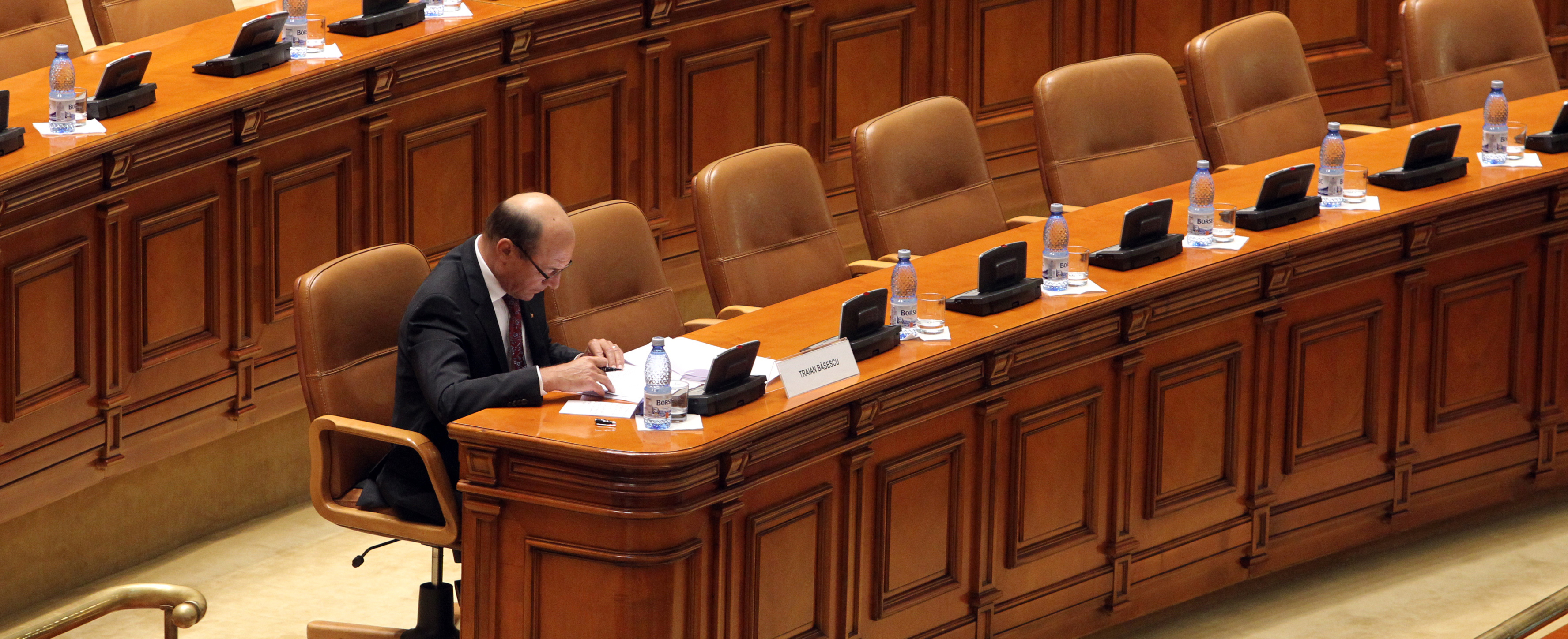 Indiferent de rezultatul referendumului, de luni încheiaţi disputele politice şi treceţi la economie!