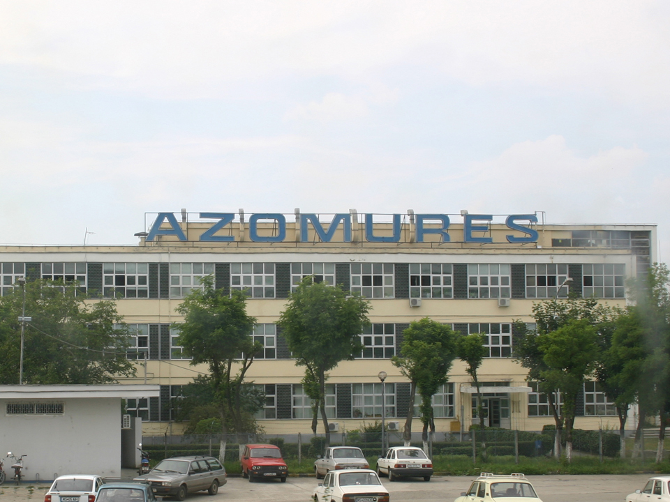 Cei 2.700 de angajaţi de la Azomureş primesc 100 de lei în plus la salariu