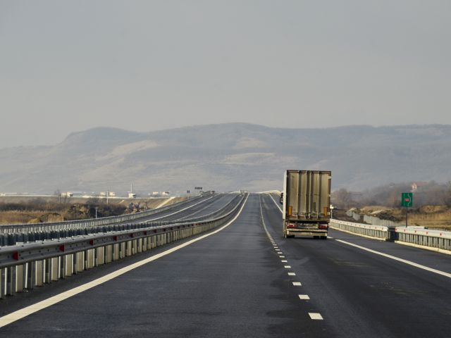 Cum vrea Ponta să-i convingă pe investitori să finanţeze autostrăzi: Concesionarii care nu recuperează investiţia din taxă vor primi diferenţa de la stat
