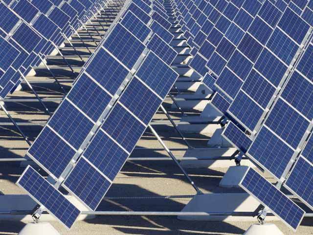 "Taxa pe stâlp" a îngheţat o investiţie de 100 milioane euro în cel mai mare parc fotovoltaic din România