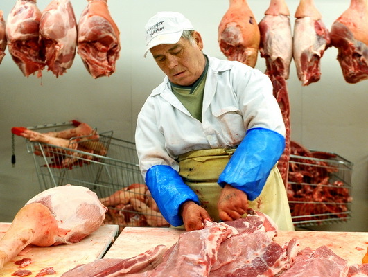 Caz de evaziune de 15 mil. euro cu produse din carne. Sunt vizaţi angajaţi de la Direcţia Vămilor şi Protecţia Consumatorilor