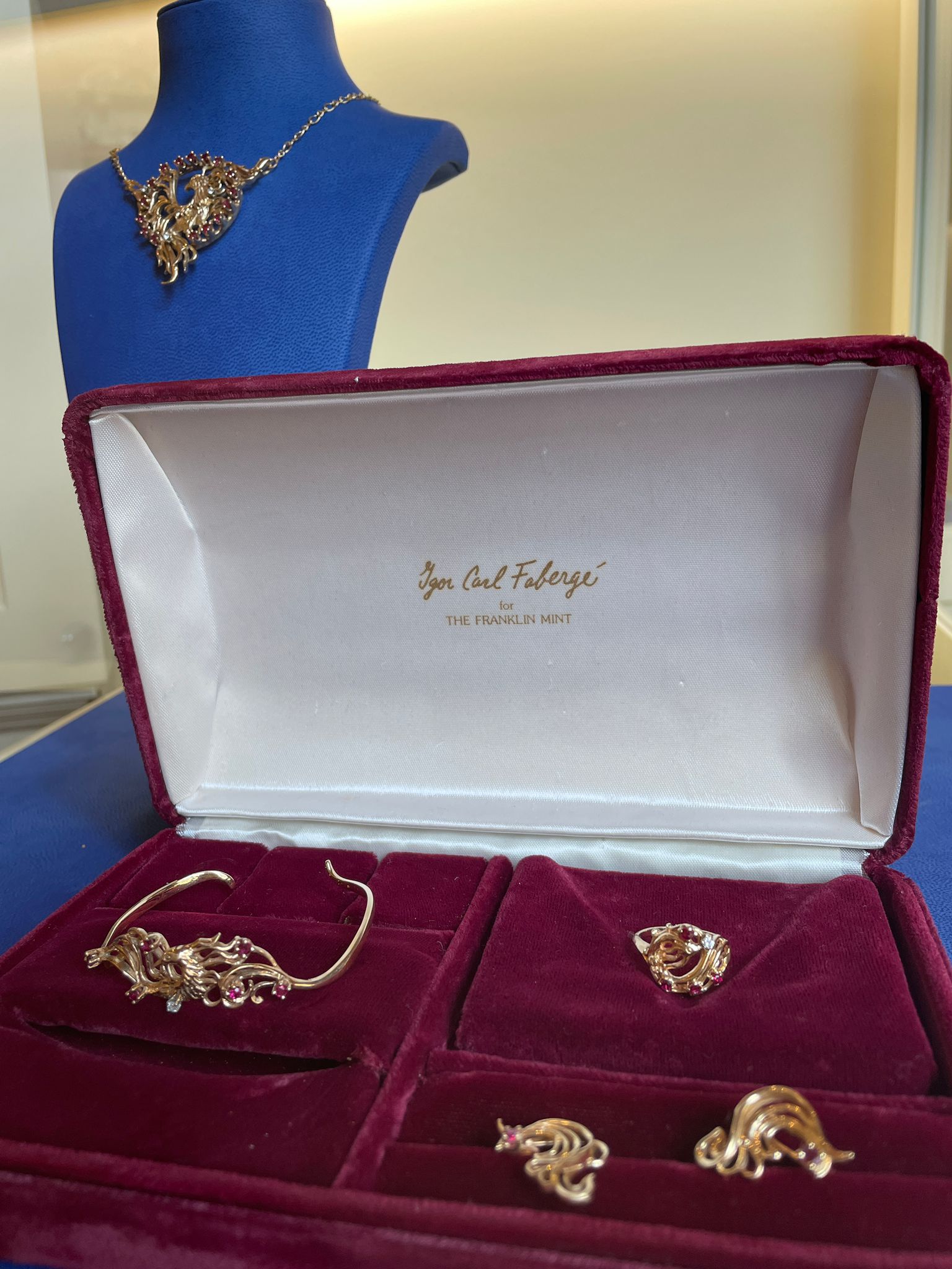 (P) O colecţie de 237 de bijuterii se află la intersecţia dintre eleganţă şi investiţie, au preţuri de pornire de la 100 la 6.000 de euro şi se scot la licitaţie pe 21 iunie