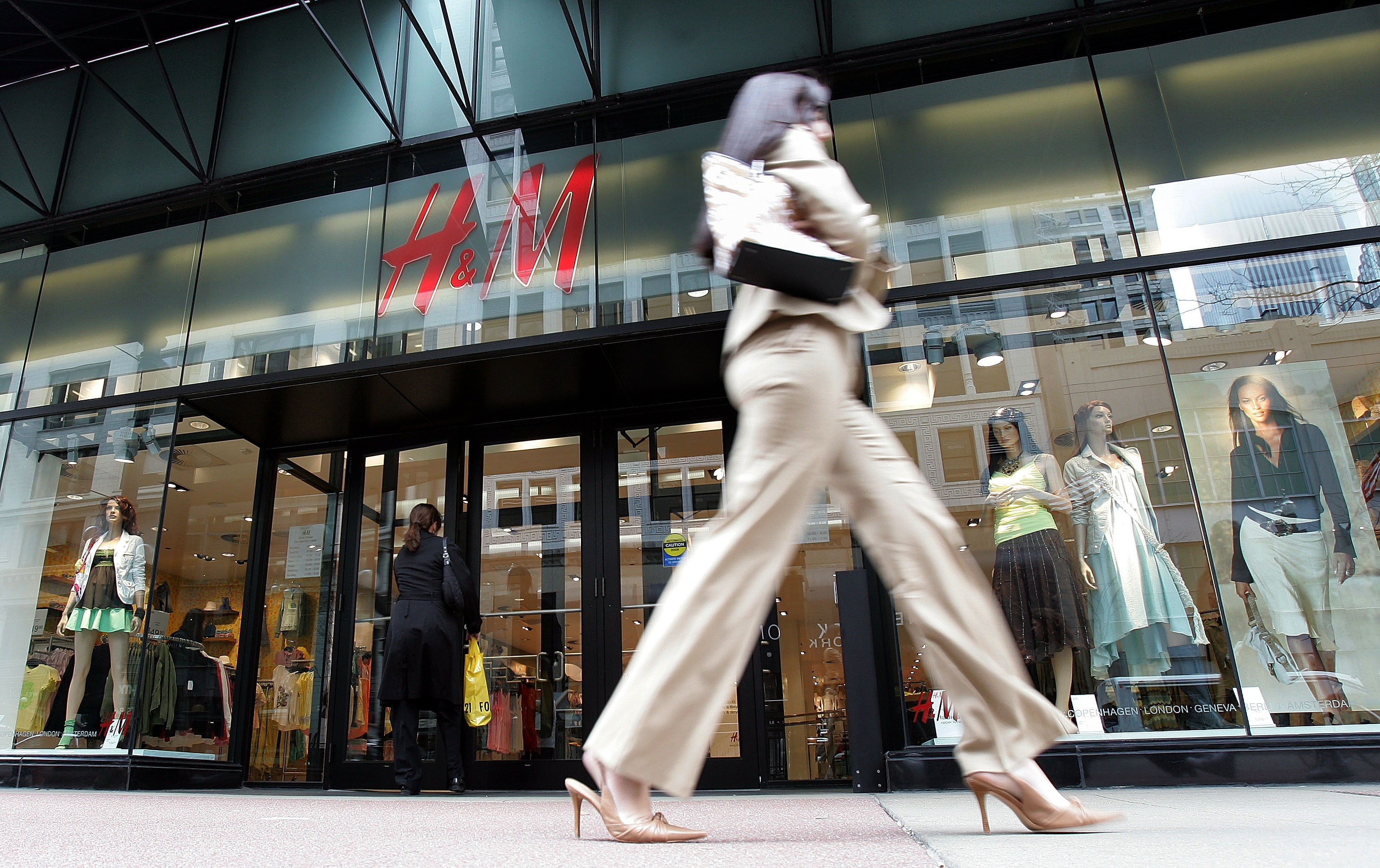H&M schimbă regulile jocului în fashionul local: marketing agresiv şi haine ieftine