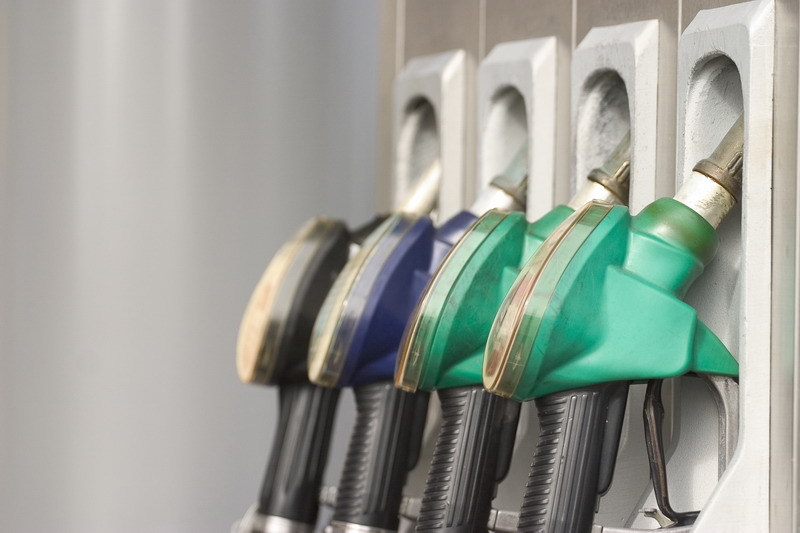 Noi scumpiri la pompă: OMV Petrom şi Rompetrol măresc preţul carburanţilor cu până la 7 bani