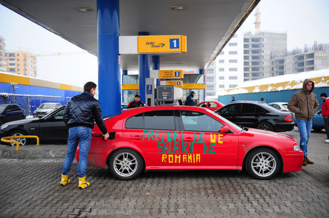 Toate companiile au crescut preţul carburanţilor cu până la 9 bani/litru. Dacă barilul ajunge la 150 de dolari, carburanţii se scumpesc cu 30%