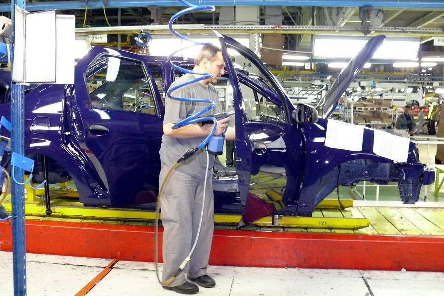 Dacia opreşte producţia în perioada 22 aprilie - 2 mai