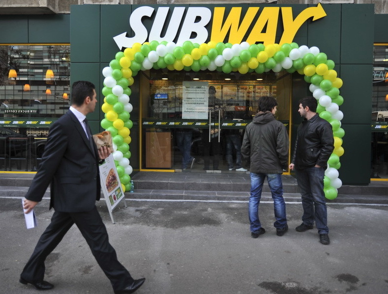 Războiul fast food în România.Cu cine se bate Subway pe o piaţă de 500 de milioane de euro