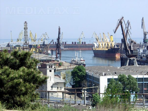 Proiectul care transferă acţiunile Administraţiei Porturilor la autorităţile locale, depus în Parlament