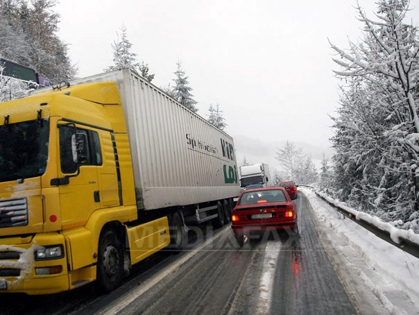 Circulaţie restricţionată pe Braşov-Predeal din cauza ninsorilor abundente şi a viscolului