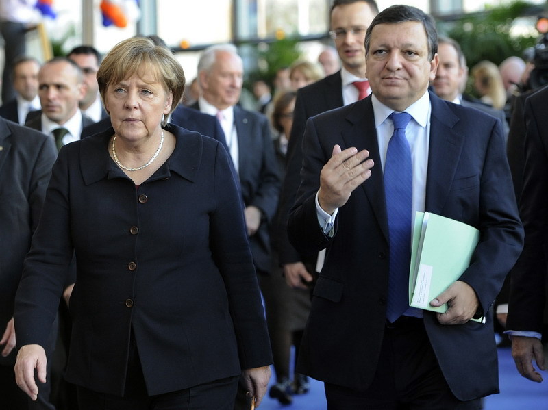 Cum va arăta Europa după summitul de astăzi? Vom fi martorii începutului sfârşitului monedei euro sau uniunea monetară va deveni mai unită ca niciodată? Ce va face România?