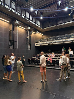 O comunitate pentru un teatru. Griviţa 53, povestea teatrului din Calea Griviţei nu mai este despre ziduri, ci despre ce se întâmplă înăuntrul lor. „Un teatru nou trebuie să rişte. Nu doar să aleagă proiectele sigure”