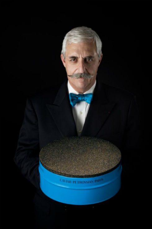 Vedeţi aici cea mai mare cutie de caviar din lume.