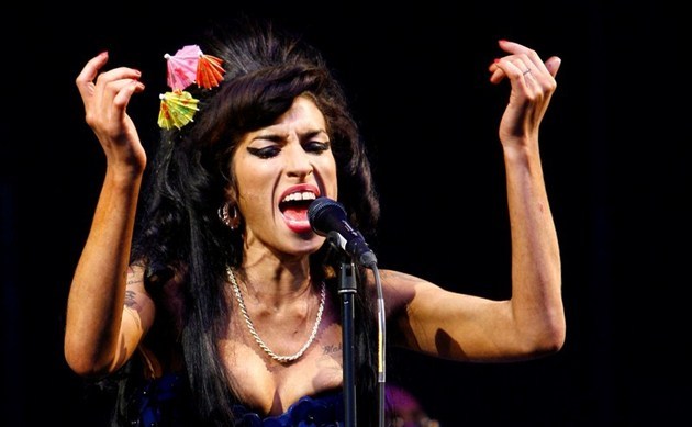 Amy Winehouse îşi anulează concertele din Istanbul şi Atena după dezastrul din Serbia. Va mai cânta la Bucureşti?