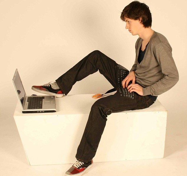 Ultimul răcnet în moda IT: Pantalonii cu tastatură integrată. GALERIE FOTO