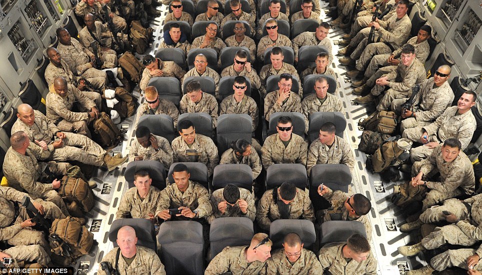 Nu mai e loc nici măcar să arunci un ac! Cum sunt transportaţi militarii americani spre Afganistan - GALERIE FOTO