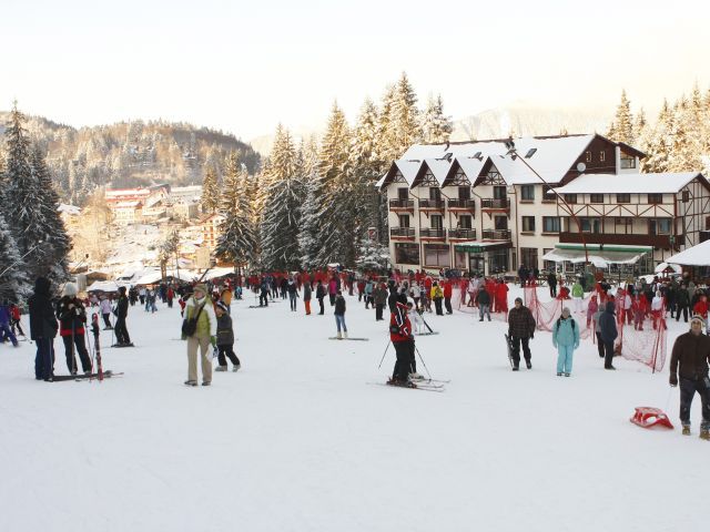 Turiştii care merg la munte în acest week-end pot schia în Poaiana Braşov, la Predeal şi Azuga